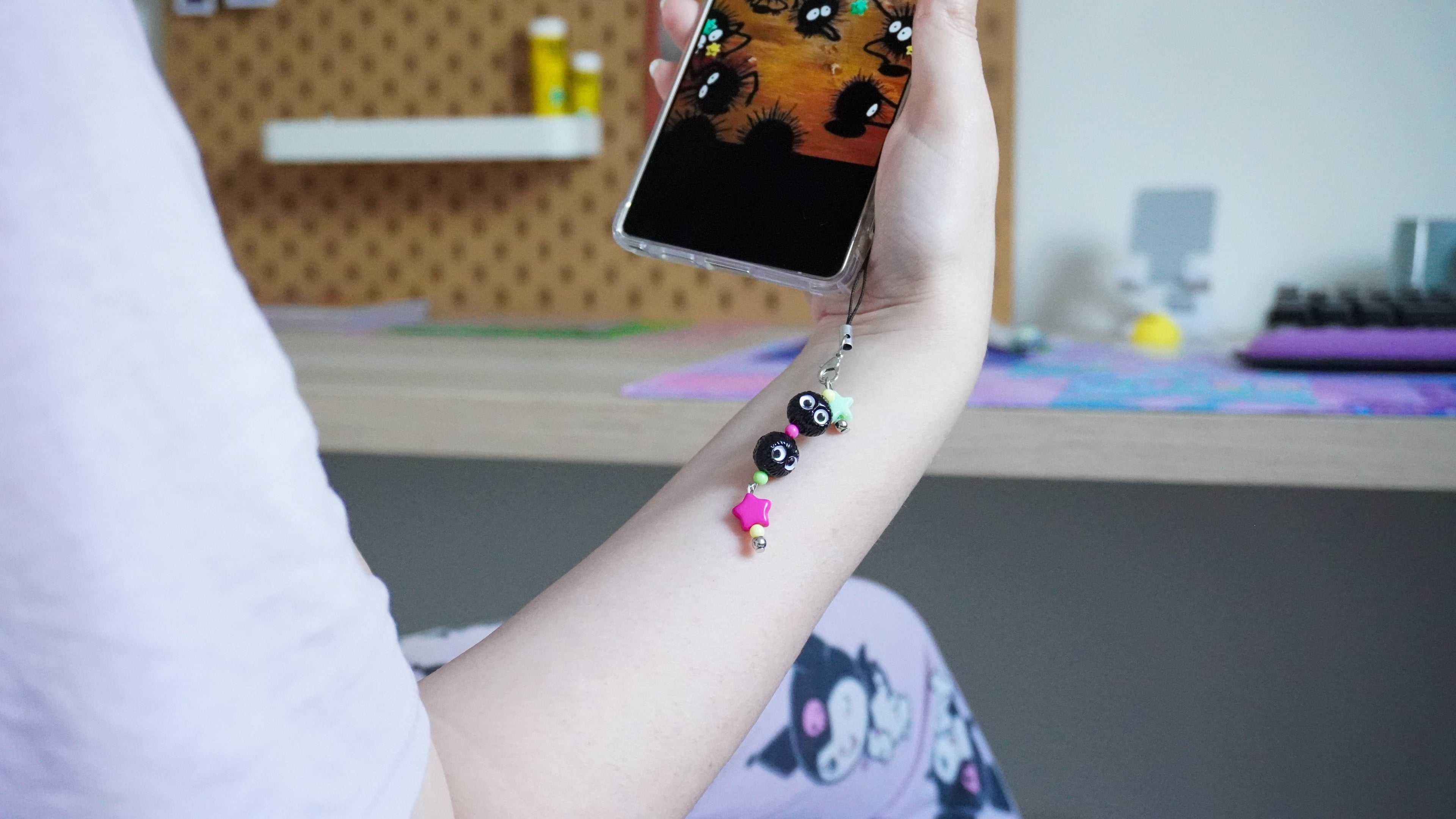 Bijou de téléphone inspiré boule de suie